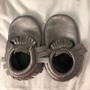 Freshly picked metallic grey/dark silver moccasins